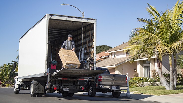 straight truck unloading